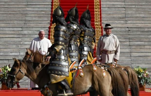 El Papa Francisco junto al presidente de Mongolia, Ukhnaagiin Khürelsükh, en ceremonia de bienvenida en la plaza Sükhbaatar. Crédito: Vatican Media.