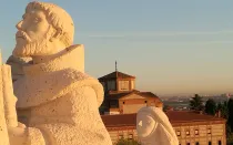 Perspectiva del convento carmelita del Cerro de los Ángeles desde el monumento al Sagrado Corazón.