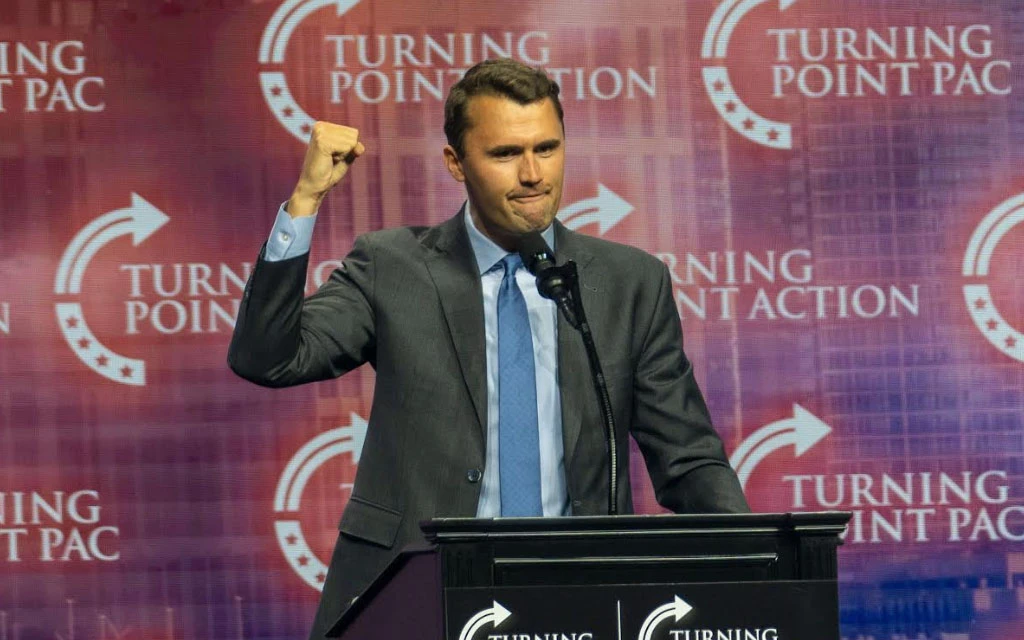 Charlie Kirk, fundador de Turning Point USA, habla en un mitin electoral de Donald Trump en el Gas South Arena en Duluth, Georgia, 23 de octubre de 2024.?w=200&h=150