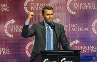 Charlie Kirk, fundador de Turning Point USA, habla en un mitin electoral de Donald Trump en el Gas South Arena en Duluth, Georgia, 23 de octubre de 2024. Crédito: Phil Mistry - Shutterstock