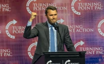 Charlie Kirk, fundador de Turning Point USA, habla en un mitin electoral de Donald Trump en el Gas South Arena en Duluth, Georgia, 23 de octubre de 2024.