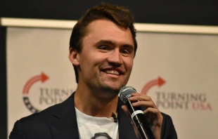 Charlie Kirk, fundador de Turning Point USA y un cristiano evangélico declarado, asesinado el 10 de septiembre de 2025, habla en un evento en Texas en 2018. Crédito: Carrington Tatum - Shutterstock
