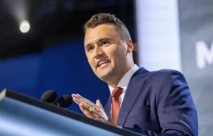 El director ejecutivo de Turning Point USA, Charlie Kirk, habla en la Convención Nacional Republicana el 15 de julio de 2024, en Milwaukee (Estados Unidos). Crédito: Maxim Elramsisy/Shutterstock.