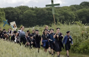 Jóvenes sostienen cruces mientras llegan para la Misa durante la tradicional peregrinación de Pentecostés de París a Chartres, en Sonchamp, cerca de París (Francia), el 8 de junio de 2025. Crédito: STEPHANE DE SAKUTIN/AFP vía Getty Images.