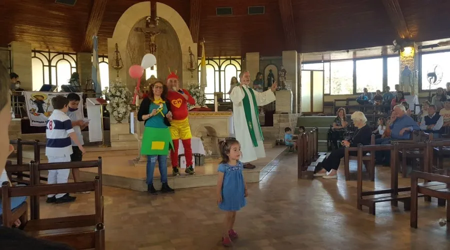 Misa de niños con la participación de personajes del Chavo del 8. Crédito: Parroquia San Martín de Porres Tucumán.