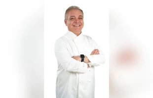 Conocido como  el “chef papal”, Salvo Lo Castro pasó 10 años en el Vaticano cocinando para el Papa Juan Pablo II y el Papa Benedicto XVI. Ahora, ha abierto su primer restaurante en el barrio del SoHo de Nueva York, llamado Casasalvo. Crédito: TheBrandoers, CC BY-SA 4.0, vía Wikimedia Commons.