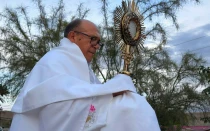 Imagen referencial del Padre Cheluz en una procesión con el Santísimo.