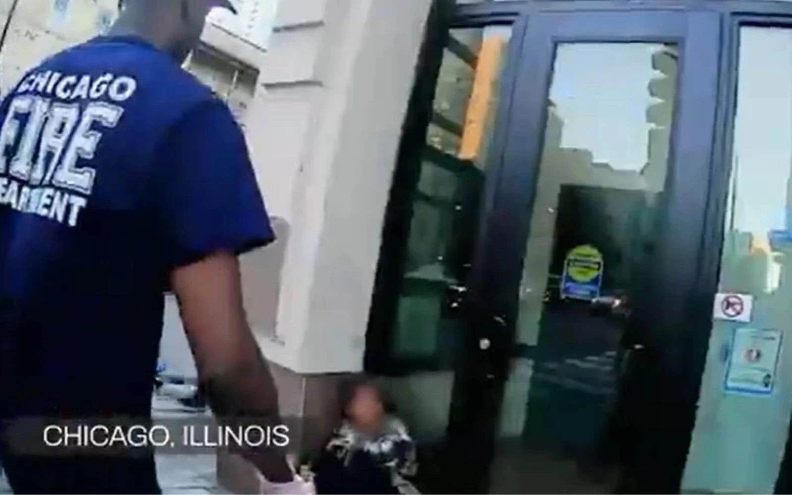 Bomberos de Chicago atienden a una mujer afuera de una puerta en un video grabado en noviembre de 2025 por Coalition Life.?w=200&h=150