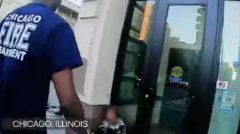 Bomberos de Chicago atienden a una mujer afuera de una puerta en un video grabado en noviembre de 2025 por Coalition Life.