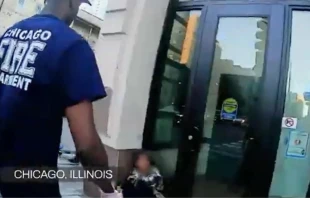 Bomberos de Chicago atienden a una mujer afuera de una puerta en un video grabado en noviembre de 2025 por Coalition Life. Crédito: Cortesía del canal de YouTube de Coalition Life