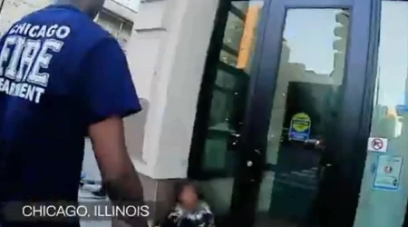 Bomberos de Chicago atienden a una mujer afuera de una puerta en un video grabado en noviembre de 2025 por Coalition Life