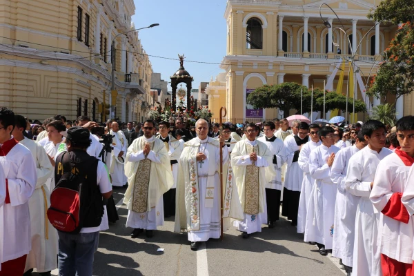 Mons. Robert Prevost (hoy Papa León XIV) durante la solemnidad del Corpus Christi 2019, en Chiclayo, Perú. Crédito: Cortesía de la Diócesis de Chiclayo