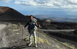 Este joven peregrinó a pie desde Sicilia al Vaticano para invitar a León XIV al monasterio español de Santo Toribio de Liébana Crédito: Adrián Ruiz