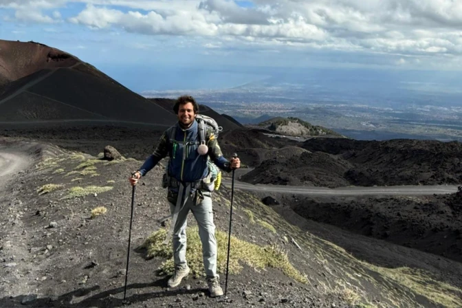 Este joven peregrinó a pie desde Sicilia al Vaticano para invitar a León XIV al monasterio español de Santo Toribio de Liébana