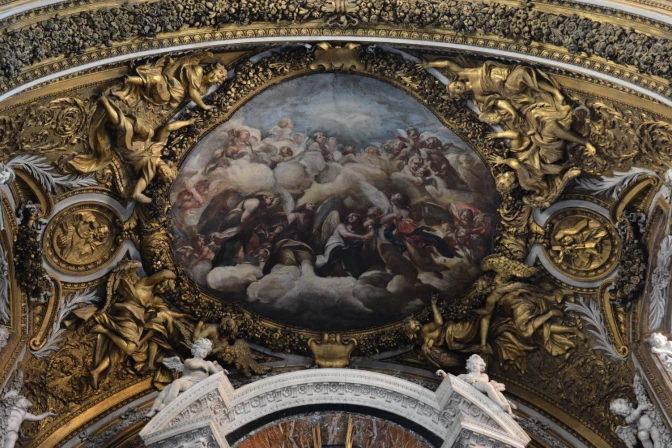 Interior de la iglesia de Gesù e Maria en Roma (Italia)