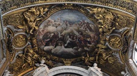 Interior de la iglesia de Gesù e Maria en Roma (Italia)