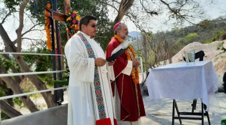 Obispo celebrando Misa con sacerdote atacado