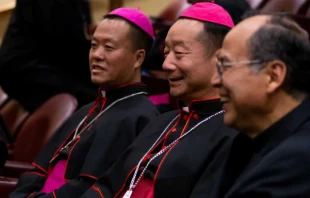 Mons. Joseph Guo Jincai (izquierda) y obispo Yang Xiaoting (derecha) en la apertura de la XV Asamblea General Ordinaria del Sínodo de los Obispos. Crédito: Daniel Ibanez/EWTN News.