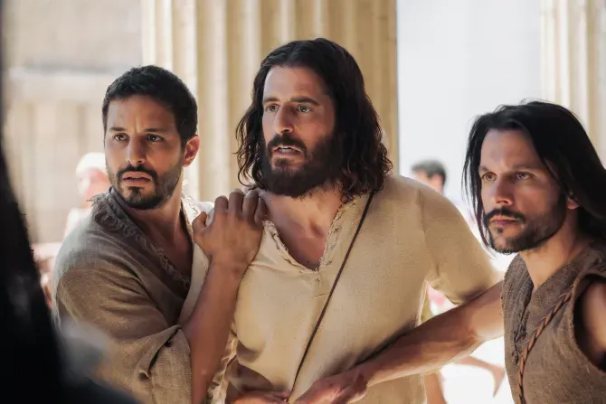 De izquierda a derecha: Simon Zee (Alaa Safi), Jesús (Jonathan Roumie) y Simon Peter (Shahar Isaac) en la cuarta temporada de The Chosen, que se estrenará exclusivamente en cines de EEUU a partir del 1 de febrero de 2024.?w=200&h=150