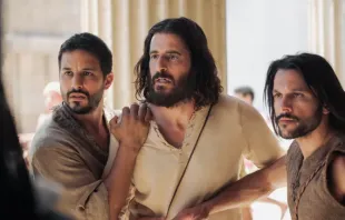 De izquierda a derecha: Simon Zee (Alaa Safi), Jesús (Jonathan Roumie) y Simon Peter (Shahar Isaac) en la cuarta temporada de The Chosen, que se estrenará exclusivamente en cines de EEUU a partir del 1 de febrero de 2024. Crédito: Los Elegidos/Mike Kubeisy