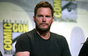 Chris Pratt habla en la Comic-Con Internacional de San Diego 2016 sobre “Guardianes de la Galaxia Vol. 2” en el Centro de Convenciones de San Diego, en San Diego (Estados Unidos). Crédito: Gage Skidmore, de Peoria, AZ, Estados Unidos de América, CC BY-SA 2.0, vía Wikimedia Commons.