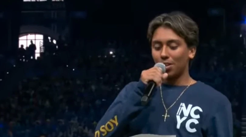 Christopher Pantelakis hace una pregunta al Papa León XIV el 21 de noviembre de 2025, en el NCYC en Indianápolis. Crédito: EWTN YouTube/Captura de pantalla