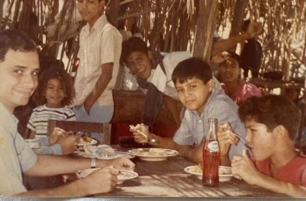 Father Roberto (Pope León) with the young people of the Chulucanas youth ministry. Credit: Courtesy