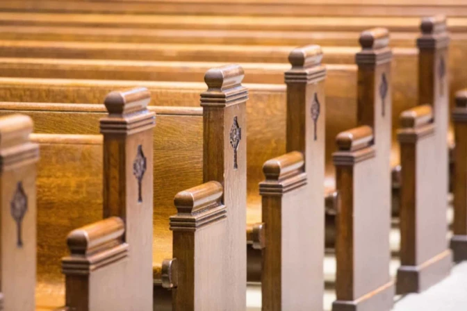 Bancas de iglesia católica