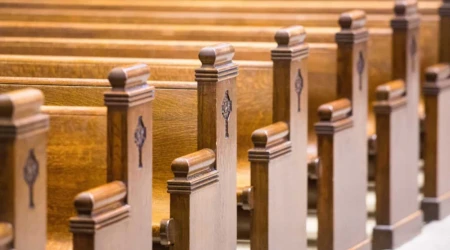 Bancas de iglesia católica