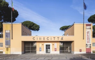 Entrada histórica de Cinecittà. Crédito: Andrea Martella (CC BY-SA 4.0).