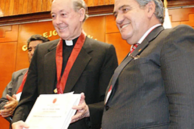 Formación en valores es esencial para bienestar del Perú, dice Cardenal Cipriani