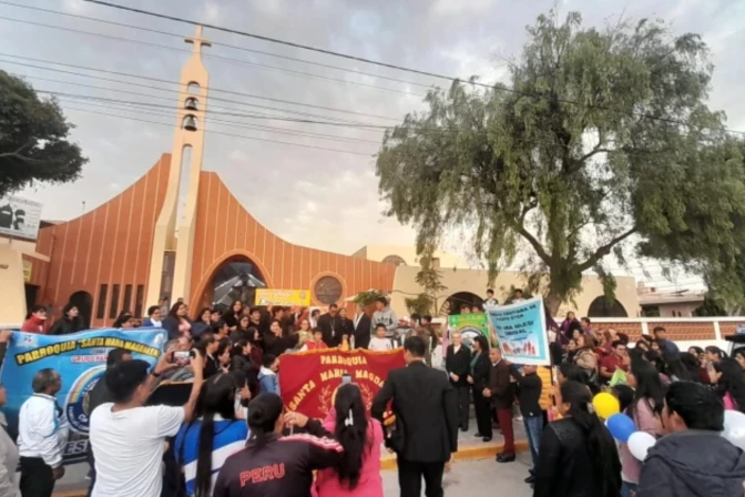Afueras de la parroquia Santa María Magdalena del distrito de Ciudad Eten