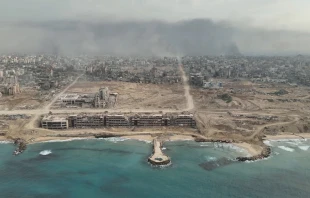 Vista aérea de Gaza, una ciudad devastada por los ataques de las Fuerzas de Defensa de Israel, captada por drones sobre el norte de Gaza durante la guerra con Israel. Gaza, 20 de marzo de 2024. Crédito: ImageBank4u - Shutterstock