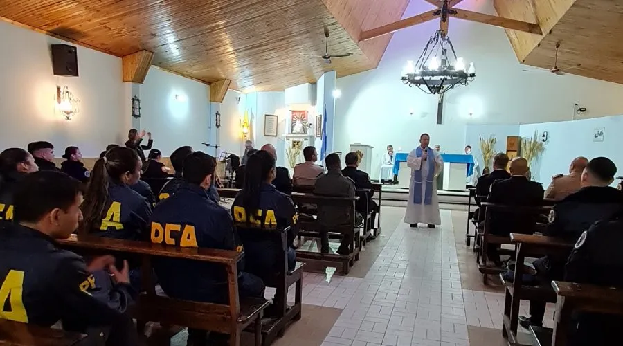 El P. Ariel Del Prado celebra la misa en la parroquia Nuestra Señora de Luján. Crédito: Clero Policial PFA.?w=200&h=150