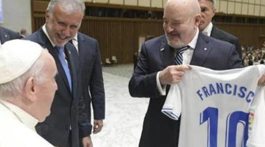 Entrega de la camiseta de CD Tenerife al Papa Francisco. Crédito: Vatican Media?w=200&h=150