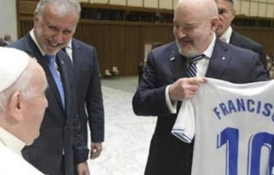 Entrega de la camiseta de CD Tenerife al Papa Francisco. Cru00e9dito: Vatican Media 