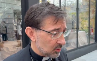 El Cardenal José Cobo atiende a los medios al término del Desayuno de Oración 2025 organizado por la ACdP. Crédito: Cedida A.N.