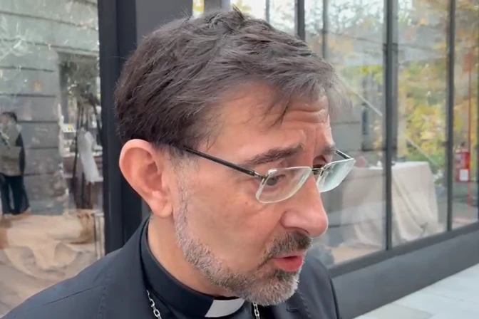 El Cardenal José Cobo atiende a los medios al término del Desayuno de Oración 2025 organizado por la ACdP.