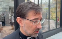 El Cardenal José Cobo atiende a los medios al término del Desayuno de Oración 2025 organizado por la ACdP.