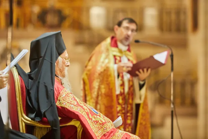 El Cardenal José Cobo, habla durante un encuentro ecuménico con el Patriarca ortodoxo de Constantinopla, Bartolomé I.