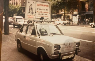 Anuncio móvil de la Campaña Nacional de oración en Madrid. Crédito: Cedida / Familia Sánchez del Corral.