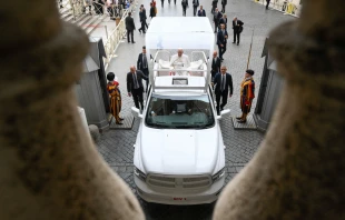 Imagen referencial del Papa Francisco regresando a la Ciudad del Vaticano tras una Audiencia General en la plaza de San Pedro Crédito: Vatican Media