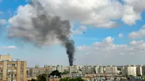 Columna de humo en el lugar donde cayó un cohete de Hamas desde la Franja de Gaza.
