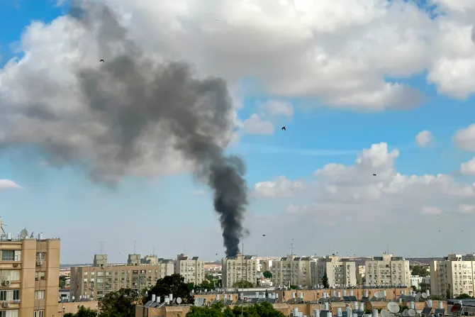 Columna de humo en el lugar donde cayó un cohete de Hamas desde la Franja de Gaza.