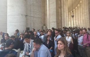 Decenas de peregrinos esperan ante de pasar los controles de seguridad para acceder a la Basílica de San Pedro Crédito: Victoria Cardiel/EWTN News
