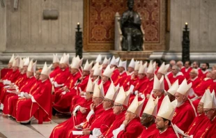 El Colegio Cardenalicio en la quinta Misa de Novendiales por el descanso del Papa Francisco, celebrada en la Basílica de San Pedro. Crédito: Daniel Ibáñez/EWTN.