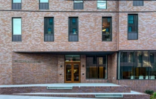 Residencia universitaria en la Universidad Brown en Providence, Rhode Island. Crédito: Kenneth C. Zirkel, CC BY-SA 4.0, vía Wikimedia Commons