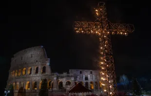 Coliseo Romano durante el Via Crucis de esta Semana Santa 2024. Crédito: Daniel Ibáñez / ACI Prensa.