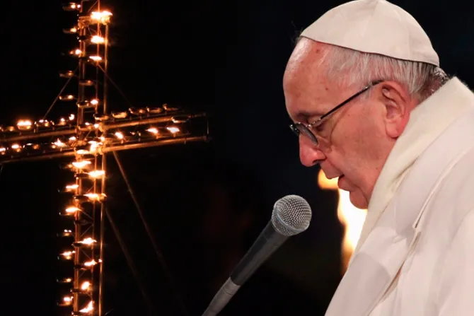 Oh Cruz de Cristo: La impresionante oración que el Papa escribió y rezó en Vía Crucis 2016