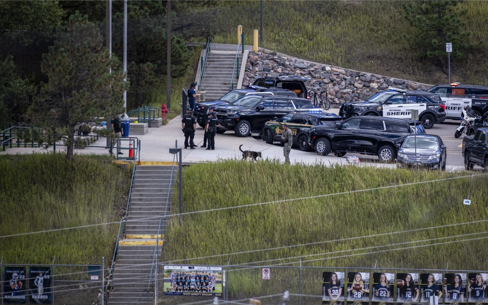 Agentes de policía se encuentran en el lugar de los hechos en la escuela secundaria Evergreen High School, donde se produjo un tiroteo ese mismo día, en Evergreen, Colorado (Estados Unidos), el 10 de septiembre de 2025. Un tiroteo en la escuela secundaria Evergreen High School, Colorado, dejó a tres estudiantes gravemente heridos, incluido el presunto tirador. Las autoridades afirman que ya no existe una amenaza activa.?w=200&h=150